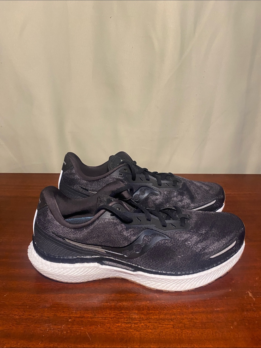 Saucony Triumph 19 S20678-12 Black/Bubblegum Running Shoes Mens 12.5